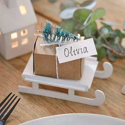 Afbeelding van Plaatskaartjes slee (4st) gingerray White Sleigh Christmas Place Cards