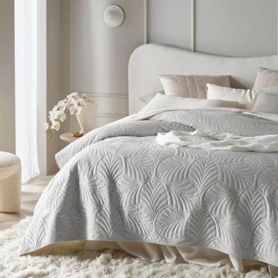 Afbeelding van ROOM99 Feel Elegante sprei lichtgrijs 170 x 210 cm, veelzijdig inzetbaar als bedsprei of banksprei, voor bed en bank, gewatteerde stijl, ideaal fluwelen