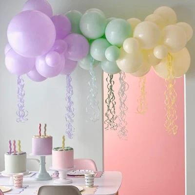 Afbeelding van Ginger ray ballonnenboog pastel met slingers
