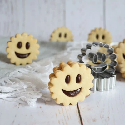Afbeelding van ScrapCooking 2 Smile koekjessnijders ronde uitsteekvormpjes met glimlach gebak 2112