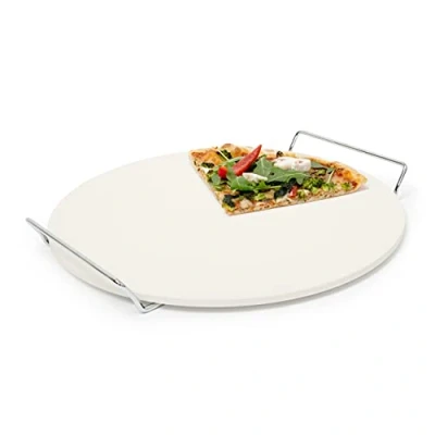 Afbeelding van Relaxdays pizzasteen met metalen houder rond 33cm pizzaplaat cordieriet baksteen