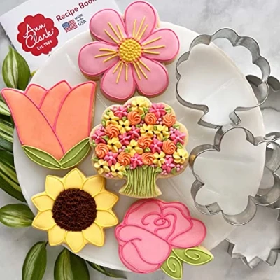 Afbeelding van Ann Clark Cookie Cutters 5 stuks uitsteekvormpjes in de vorm van een boeket met receptenboekje, roos, zonnebloem, tulp, bloem en boom,