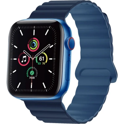 Afbeelding van imoshion Siliconen magnetisch bandje voor de Apple Watch Series 1 t/m 10 / SE Ultra (2) (44/45/46/49 mm) Donkerblauw
