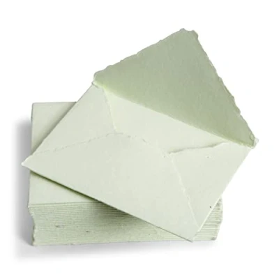Afbeelding van Handgemaakte groene enveloppen, 13 x 18 cm, verpakking van 25 250 g/m², voor aankondigingen, bruiloftsuitnodigingen, wenskaarten, handwerk