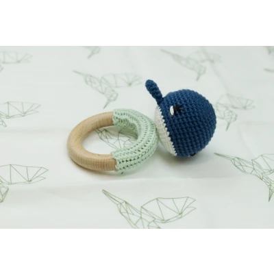 Afbeelding van Dutsi Houten Bijtring &amp; Rammelaar Met Gebreid Dierenfiguurtje Ø 7 cm Walvis