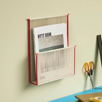 Afbeelding van Hübsch Tijdschriftenhouder String, wand, crème wit/rood