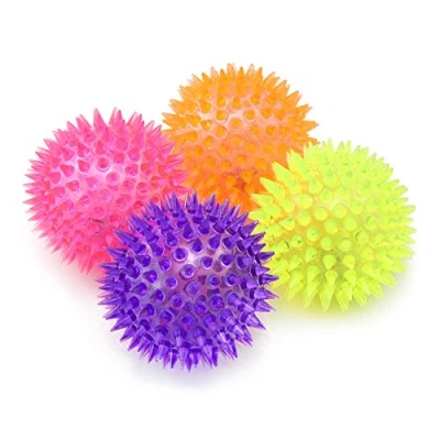 Afbeelding van COM FOUR® 4 x knipperende egelbal met ledlicht, speelbal, knipperend rubber, puntbal, cadeaus voor kinderverjaardagen, balspeelgoed Ø 7 cm [selectie varieert]