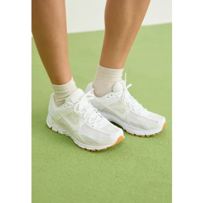 Afbeelding van Nike Sportswear ZOOM Vomero 5 Sneakers laag, Dames, Maat: 36, White phantom summit/white gum/brown Imitatieleer/ textiel