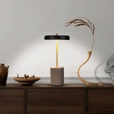 Afbeelding van LED tafellamp Seta, accu, cement, kap zwart