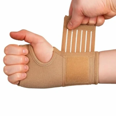 Afbeelding van Actesso Elastische polsbrace voor gewrichtspijn, ideaal verstuikingen, herhaald microtrauma, tendinitis en sportblessures, rechter of linkerhand, M, beige