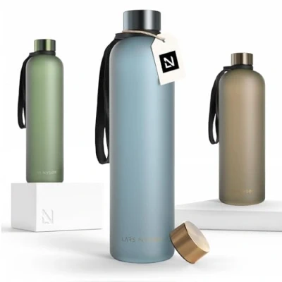 Afbeelding van LARS NYSØM &#039;Blæst&#039; Ultralichte tritan waterfles 1000ml BPA vrij, lekvrij, geschikt voor koolzuurhoudende dranken Inclusief 2 deksels Baby Gold