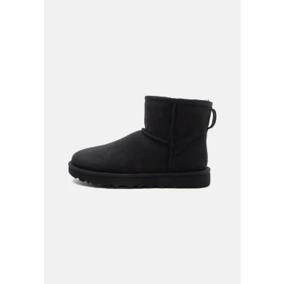 Afbeelding van UGG dames Classic Mini II enkellaarsje van suède in de kleur Zwart, maat: 36