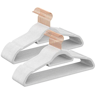 Afbeelding van SONGMICS Fluwelen kleerhangers, 30 stuks, met stropdasstang, antislip, 360 graden draaibare haak, dikte 0,6 cm, lengte 43,5 voor jassen, jurken, broeken Wit en Roségoud CRF021W01