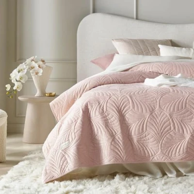 Image de ROOM99 Feel Élégant couvre lit rose poudré, 200 x 220 cm, polyvalent, jeté de ou canapé, couverture pour et style matelassé, idéal comme lit, en velours