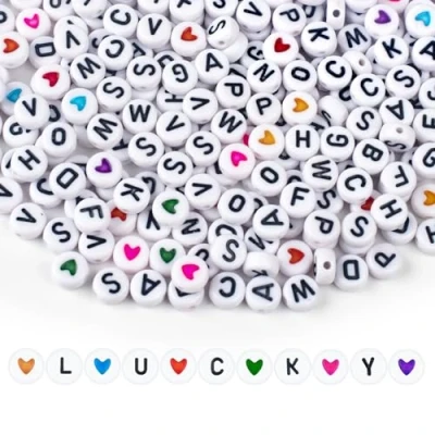 Image de SUTOUG Lot de 1000 perles colorées avec lettres l&#039;alphabet à enfiler, 4 x 7 mm, blanches A Z et en forme cœur multicolores, rondes acrylique pour bijoux, bricolage,