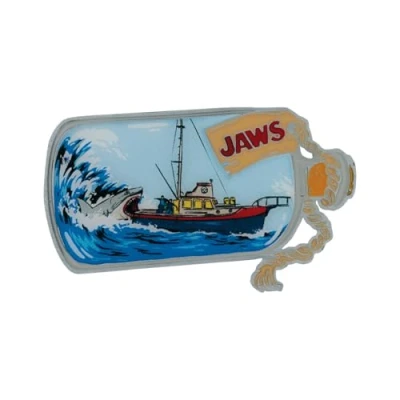Afbeelding van Jaws 50e verjaardag email pin badge fles boot 27 x 45 mm metaal rubber