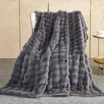 Afbeelding van SHANNA Deken 180 x 230 cm, dikke konijnendeken van pluche, superzacht en pluizig, hoogwaardig kunstbont, veelzijdig, warm comfortabel, voor slaapkamer, bank, reizen