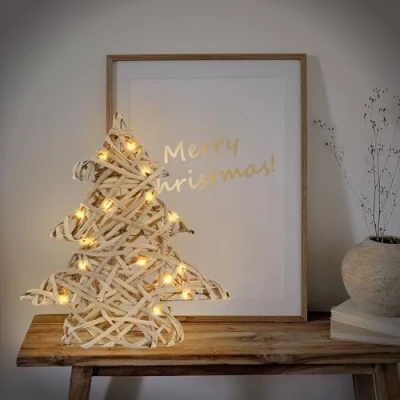 Afbeelding van ECD Germany Decoratieve led kerstboom met 15 warmwitte leds, 30 cm hoog, metaal/gevlochten rotanlook, werkt op batterijen, timerdecoratie, lichtketting