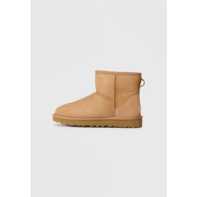 Afbeelding van UGG dames Classic Mini enkellaarsje van suède in de kleur Cognac, maat: 36