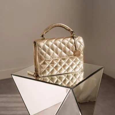 Afbeelding van Leren dames handtas goud quilted MŌSZ Kris L
