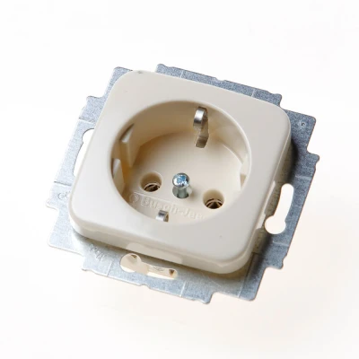 Afbeelding van Busch Jaeger stopcontact met randaarde creme 20 EUC 212