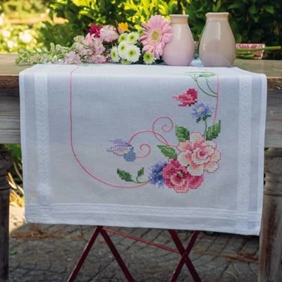 Afbeelding van Tafelloper Bloemen met vlinders borduren (pakket)