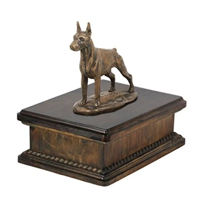 Afbeelding van Elegante urn hond voor hondenas met Dobermann beeldje