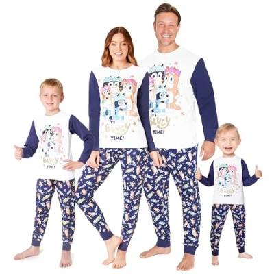 Afbeelding van Bluey Kerstpyjama, familie, Kerstmis, pyjama, humor, geassorteerd, paar, maten, volwassenen, heren, dames, kinderen, wit/blauw kind