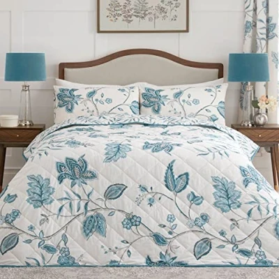 Afbeelding van Dreams &amp; Drapes sprei blauwgroen (200 x 230 cm) Turquoise damast Wit en groenblauw Gewatteerd deken met bloemen in Traditioneel/vintage