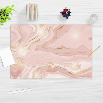 Afbeelding van Wasbare bureauonderlegger voor kinderen en volwassenen, roze marmer met gouden nerven, 60 x 40 cm, van hoogwaardig vinyl, Made in Germany