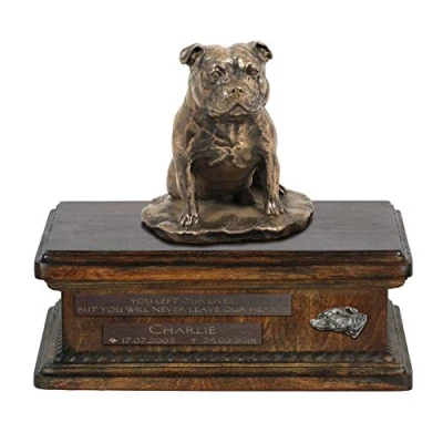 Afbeelding van Persoonlijke urn hond voor Staffordshire Bull Terrier met beeldje en houtafwerking