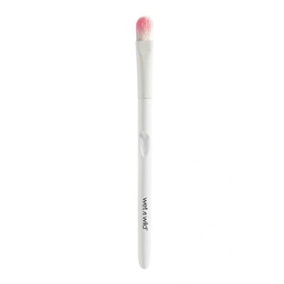 Image de Wet n Wild Large Eyeshadow avec des poils arrondis et une poignée ergonomique pour estomper sans bavures, pinceau de maquillage facile à utiliser