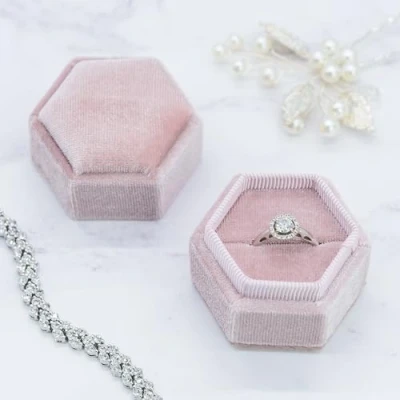 Afbeelding van TRIXES Roze fluwelen sieradendoos voor verlovingsring, huwelijksaanzoek, display met gevoerde binnenkant