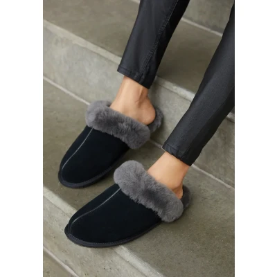 Afbeelding van UGG dames Scuffette II pantoffel van suède in de kleur Zwart, maat: 36