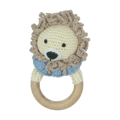 Afbeelding van Dutsi Houten Bijtring &amp; Rammelaar Met Gebreid Dierenfiguurtje Ø 7 cm Leeuw