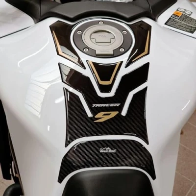 Afbeelding van Resin Bike Motorfietssticker compatibel met Yamaha Tracer 9 GT 2021 2023 goud. Tankbescherming voor motorfiets tegen stoten en schaafwonden. 3D sticker hars, gemaakt in Italië