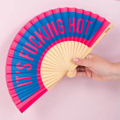 Afbeelding van Fisura Houten waaier met &quot;warm f*cking bericht&quot; moderne en levendige accessoire, draagbare in blauwe roze tinten inclusief haak Afmetingen: 42,5 x 23 cm