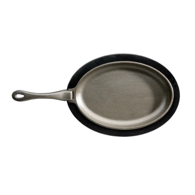 Afbeelding van Napoleon PRO gietijzeren Skillet pan met houten onderzetter