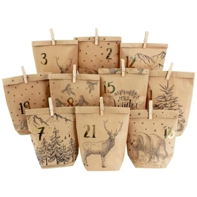 Afbeelding van Papierdrachen Adventskalender met bedrukte cadeauzakjes klassieke kerstmotieven witte houten klemmen verpakking van 14 stuks