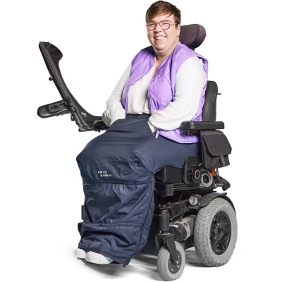 Afbeelding van MyBlanket Winter L/XL, compact en warm met fleece, wind waterdicht rolstoeldeken, snel geplaatst zonder op te staan uit de rolstoel, voor manuele én elektrische rolstoel; 38 x 24 8 cm ; 0,6 kg, wasbaar 30C Night Blue Paarse rits