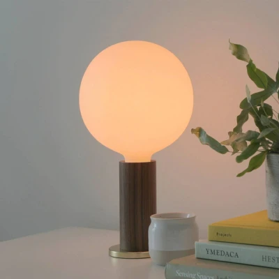Afbeelding van Tala tafellamp Knuckle, lamp van opaalglas, walnoot