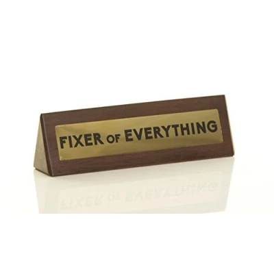 Afbeelding van Boxer Gifts Fixer of Everything Houten Bureau Waarschuwingsbord Grappig Cadeau voor Collega Baas Papa 4,5 cm x 17,5 Bruin