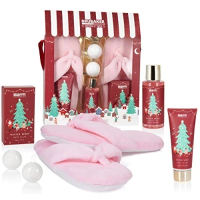 Afbeelding van BRUBAKER Cosmetics Bad en Doucheset Winterbessengeur 6 Delige Geschenkset met Extra Zachte Pluche Slippers Roze Kerstpakket Cadeautip Vrouw Cadeau Idee Kerstcadeau Kerstmis Set
