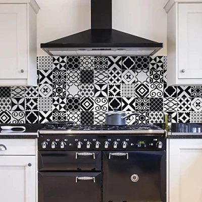 Afbeelding van CREARREDA 67136 keukenspatbescherming stickertegelstickers wit zwart 180 x 60 cm 100% gemaakt in Italië met niet giftige inkt, vlamvertragend en waterdicht