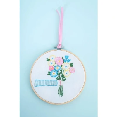 Afbeelding van Violet Studio Rainbow Blooms Embroidery Kit