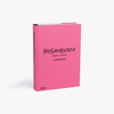 Afbeelding van YVES SAINT LAURENT CATWALK The Complete Haute Couture Collections 1962 2002 Roze