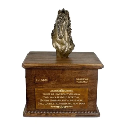 Afbeelding van Persoonlijke urn voor paardenas met Friese paard statuette en hondenras