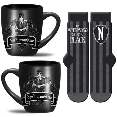 Afbeelding van Wednesday Wear Black Mok 315ml en Dames Sokken 36 41 Cadeauset
