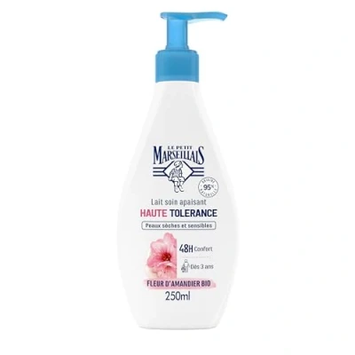 Image de Le Petit Marseillais Lait Soin Apaisant Haute Tolérance Fleur d&#039;Amandier Bio (flacon pompe de 250 ml) corps pour peaux sèches et sensibles 95% d&#039;origine naturelle 48 h confort