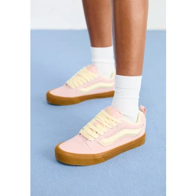 Afbeelding van Vans KNU Skool Unisex Skateschoenen, Dames, Maat: 41, Gum sepia rose Veloursleer